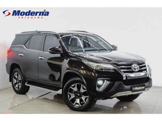 TOYOTA HILUX SW4 2.8 SRX DIAMOND 4X4 7 LUGARES 16V TURBO INTERCOOLER DIESEL 4P AUTOMÁTICO